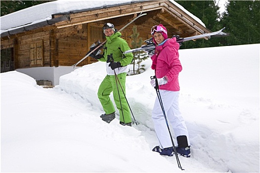 情侣,站立,雪中,靠近,住宿,滑雪