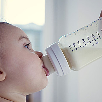 婴儿,喝,牛奶,瓶子,侧面视角