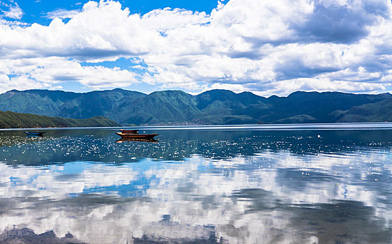泸沽湖之天空之镜