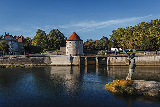 法国古典小镇的运河风景和历史建筑
