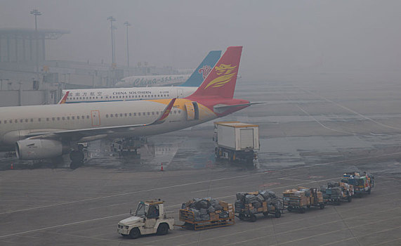 雾霾天的机场