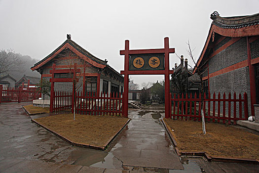 横店,影视基地,古代建筑,房子,木头,清明上河图,造景,城墙,城门,蓝天,湖,绿化,街道