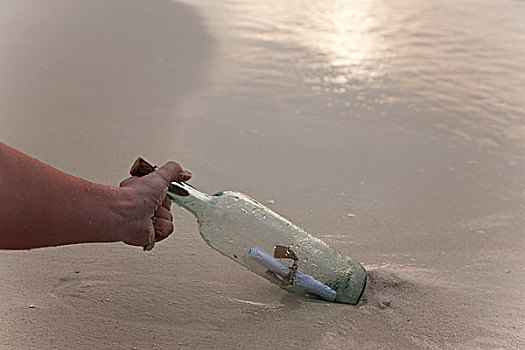 人,漂流瓶,海滩