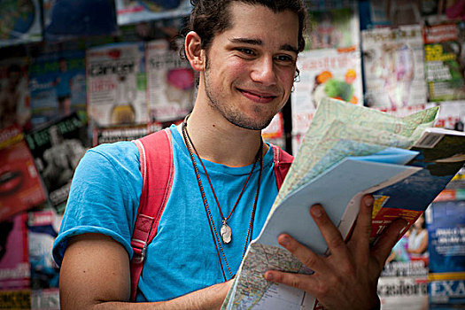 男青年,游客,读,地图,科帕卡巴纳,城镇,里约热内卢,巴西