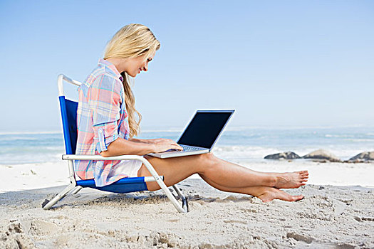 坐,女人,海滩,笔记本电脑