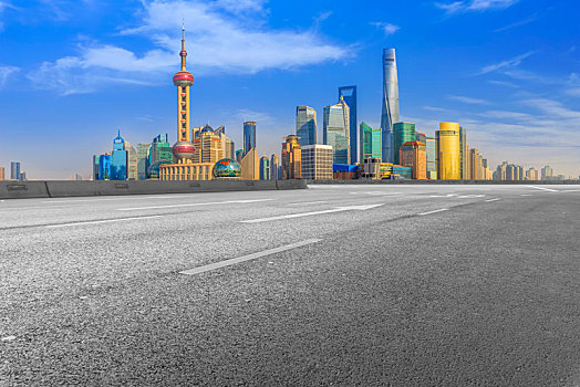城市道路和上海陆家嘴建筑天际线