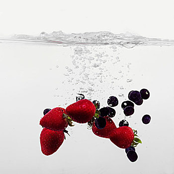 草莓和蓝莓,飞溅,成,水