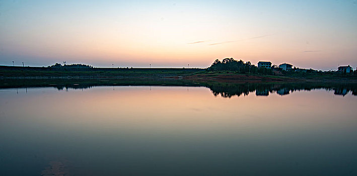 湖边日出