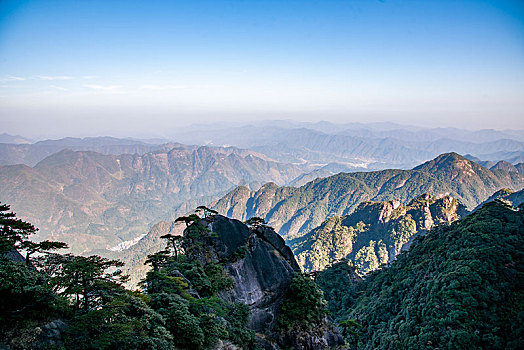 江西上饶三清山阳光海岸群山