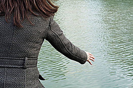 女人,穿,外套,正面,运河,后视图