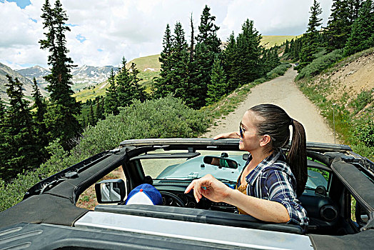 少妇,向外看,四个,轮子,敞篷车,落基山脉,布莱肯里奇,科罗拉多,美国
