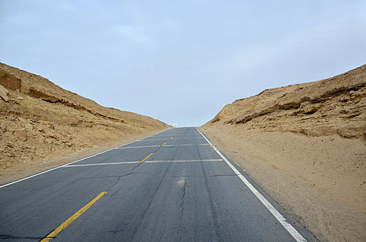 戈壁滩上的公路