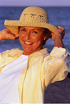 肖像,成年,女人,戴着,帽子,海滩