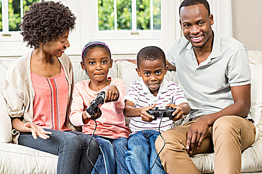 微笑,家庭,坐,沙发,一起,玩电玩