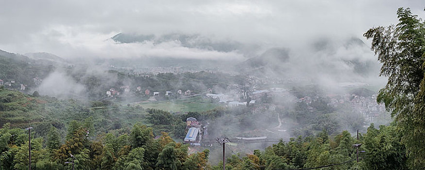 晨雾中的桐庐山村
