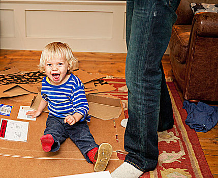 男孩,坐,笑,纸箱,客厅
