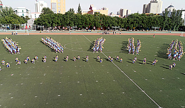 小学校园足球学生做足球操