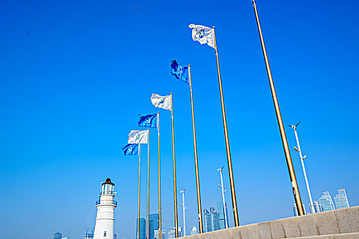 海边一排旗帜随风飘扬