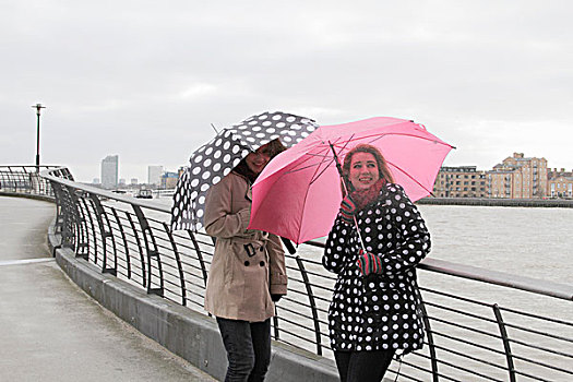 女人,伞,河