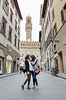 仰视,女同性恋伴侣,站立,街道,韦奇奥宫,面对面,搂抱,佛罗伦萨,托斯卡纳,意大利
