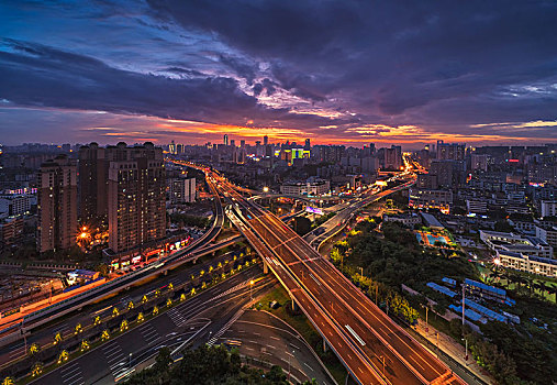 自由贸易先行试验区海南省海口市南大桥快速路交叉路口夜景俯拍