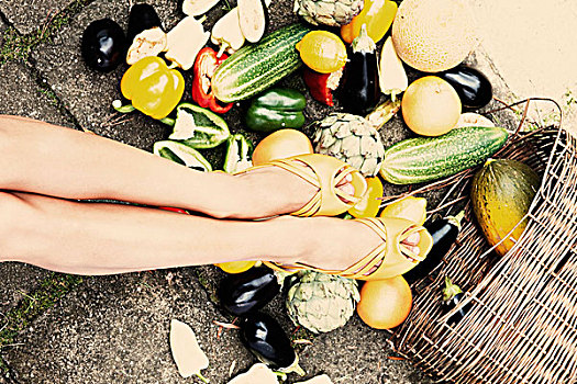 女人,腿,脚,穿,橄榄,绿色,凉鞋,堆,蔬菜