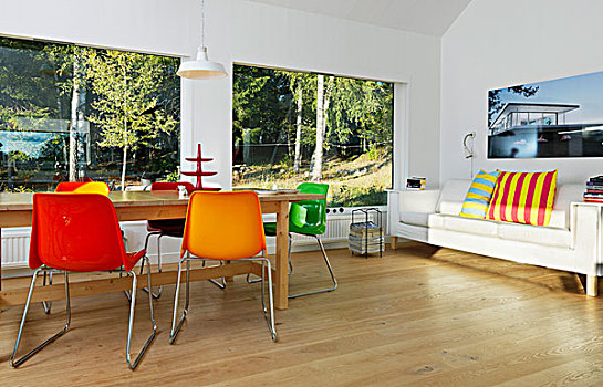 彩色,壳,椅子,木桌子,正面,全景,窗户,树林,风景,沙发,明亮,条纹,散落,垫子,一个