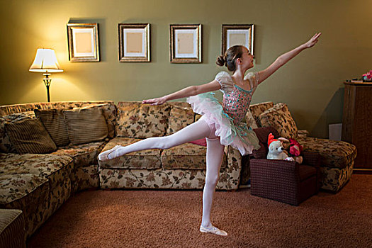 女孩,实践,芭蕾舞,搬进,客厅