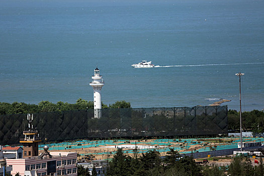 山东省日照市,灯塔风景区旅游升温,游艇往来穿梭成为靓丽风景