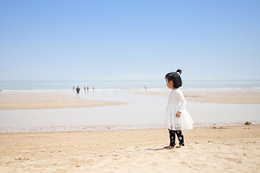 海边玩耍的小女孩