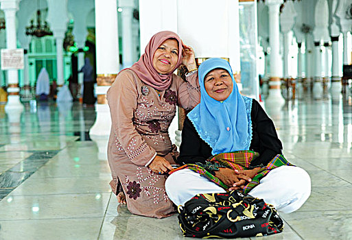 indonesia,sumatra,banda,aceh,two,women,posting,inside,baiturrahman,grand,mosque,mesjid,raya