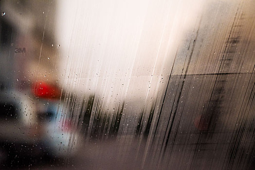 雨天朦胧的车玻璃