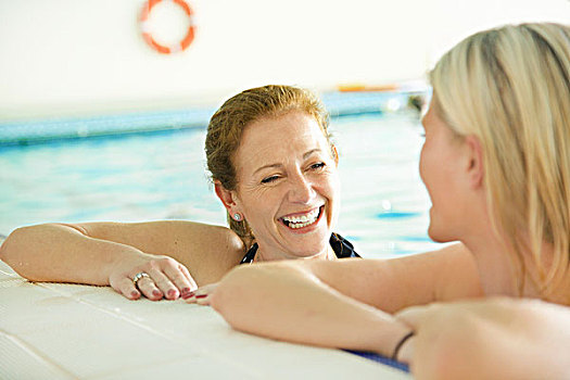 两个女人,室内,游泳池,微笑