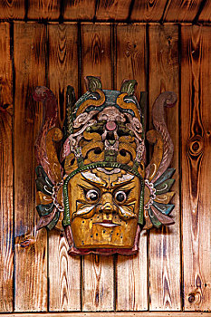 贵州安顺天台山五龙寺山下的农家小院的傩戏面具
