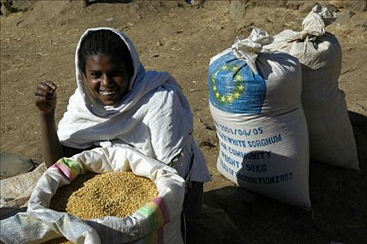 饥饿,微笑,女孩,靠近,袋,高梁,谷物,欧盟,市场,埃塞俄比亚,非洲