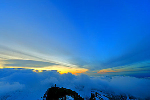 夕阳下的长白山