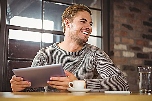 英俊,男人,微笑,拿着,平板电脑,咖啡馆