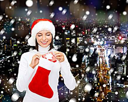 圣诞节,冬天,高兴,休假,人,概念,微笑,女人,圣诞老人,帽子,小,礼盒,圣诞袜,上方,雪,夜晚,城市,背景