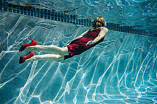 成年,女人,穿,红裙,高跟鞋,游泳,水下视角