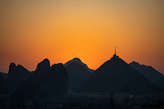 傍晚,落日霞光中的桂林城