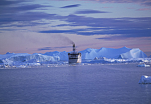 游轮,船,正面,冰山,冰,峡湾,世界遗产,伊路利萨特,格陵兰