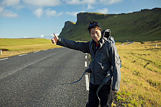 微笑,男青年,搭车,乡村道路