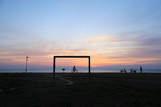 山东省日照市,市民在太公岛海边晨练,观壮观日出尽情深呼吸