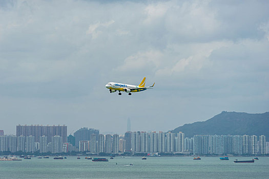 一架宿务太平洋航空的客机正降落在香港国际机场