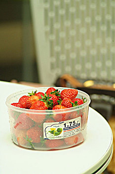 盆子中的草莓