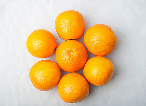 白色背景中的橙子