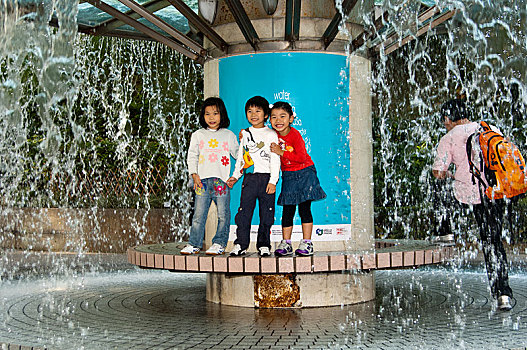 孩子,站立,喷泉,香港,中国,亚洲