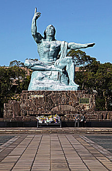 日本长崎平和公园纪念雕像位于原子弹爆发中心地的北侧丘陵上,是为了纪念长崎原爆的牺牲者而建的