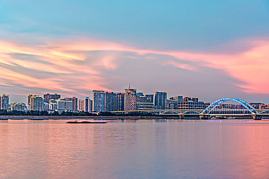 杭州钱塘江与城市建筑夜景