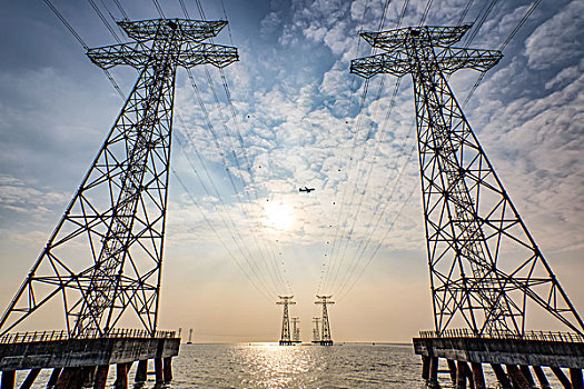 深圳西湾公园海面上的高压输电线